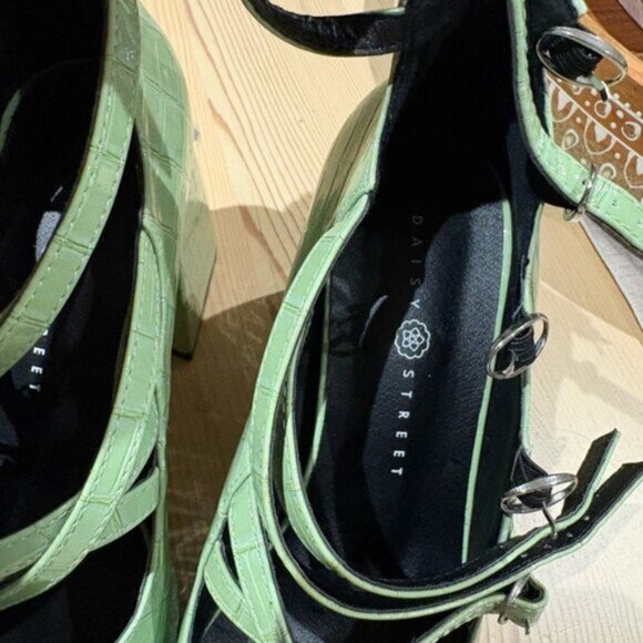 Daisy Street heeled shoes with strap detailing in sage green vinyl - Picture 10 of 13